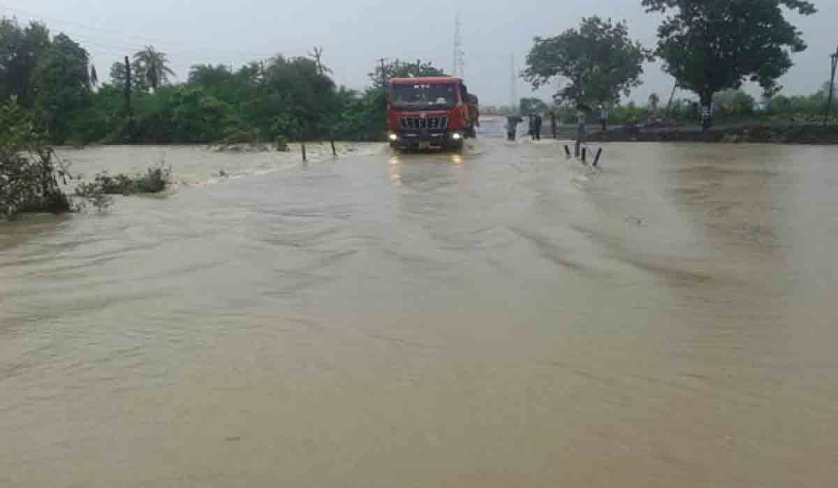 ఆదిలాబాద్‌ జిల్లాలో భారీ వర్షాలు.. ఉప్పొంగి ప్రవహిస్తున్న వాగులు