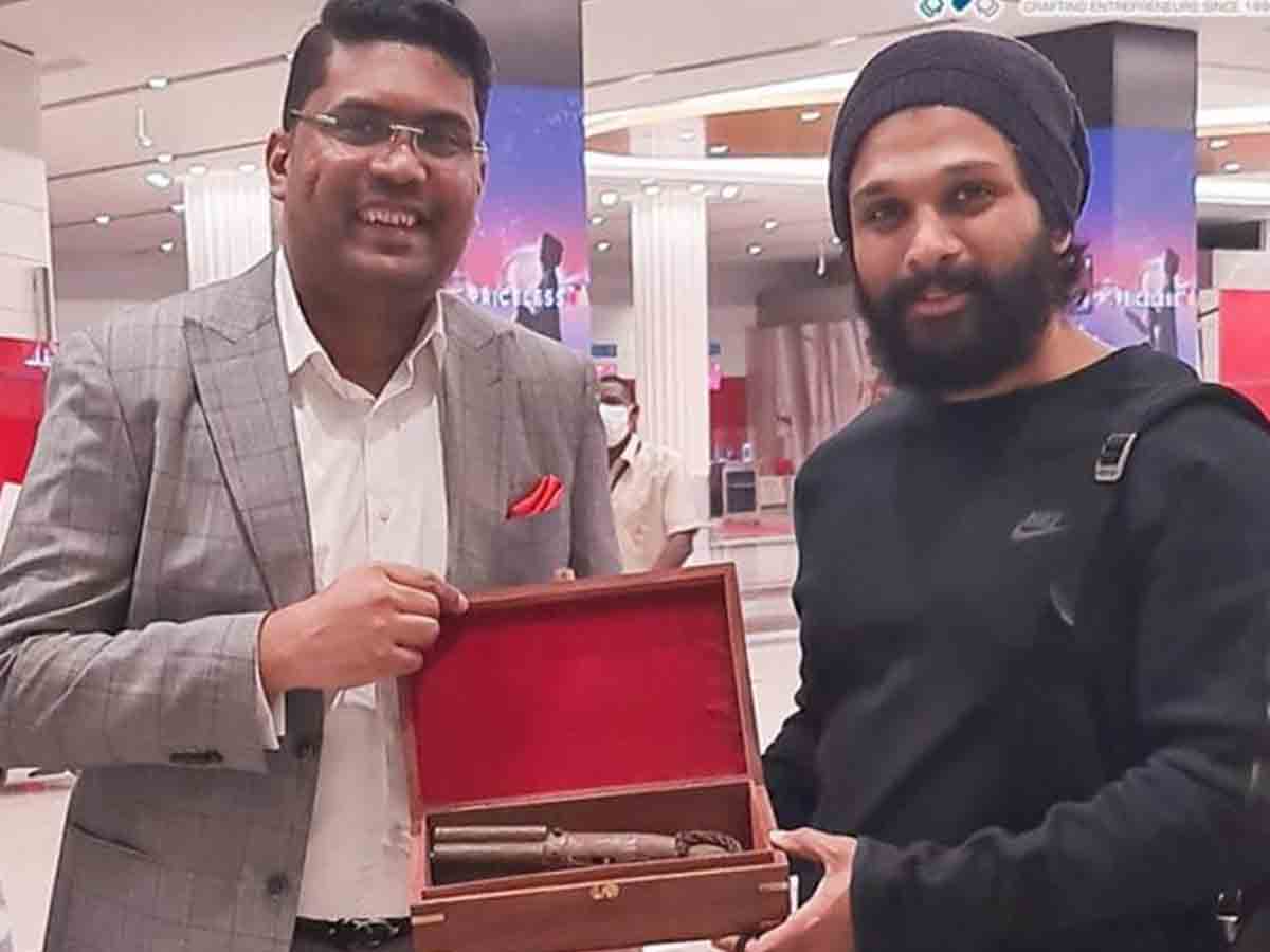 Allu Arjun: బ‌న్నీకి పురాత‌న పిస్ట‌ల్‌ బ‌హుమానం.. !