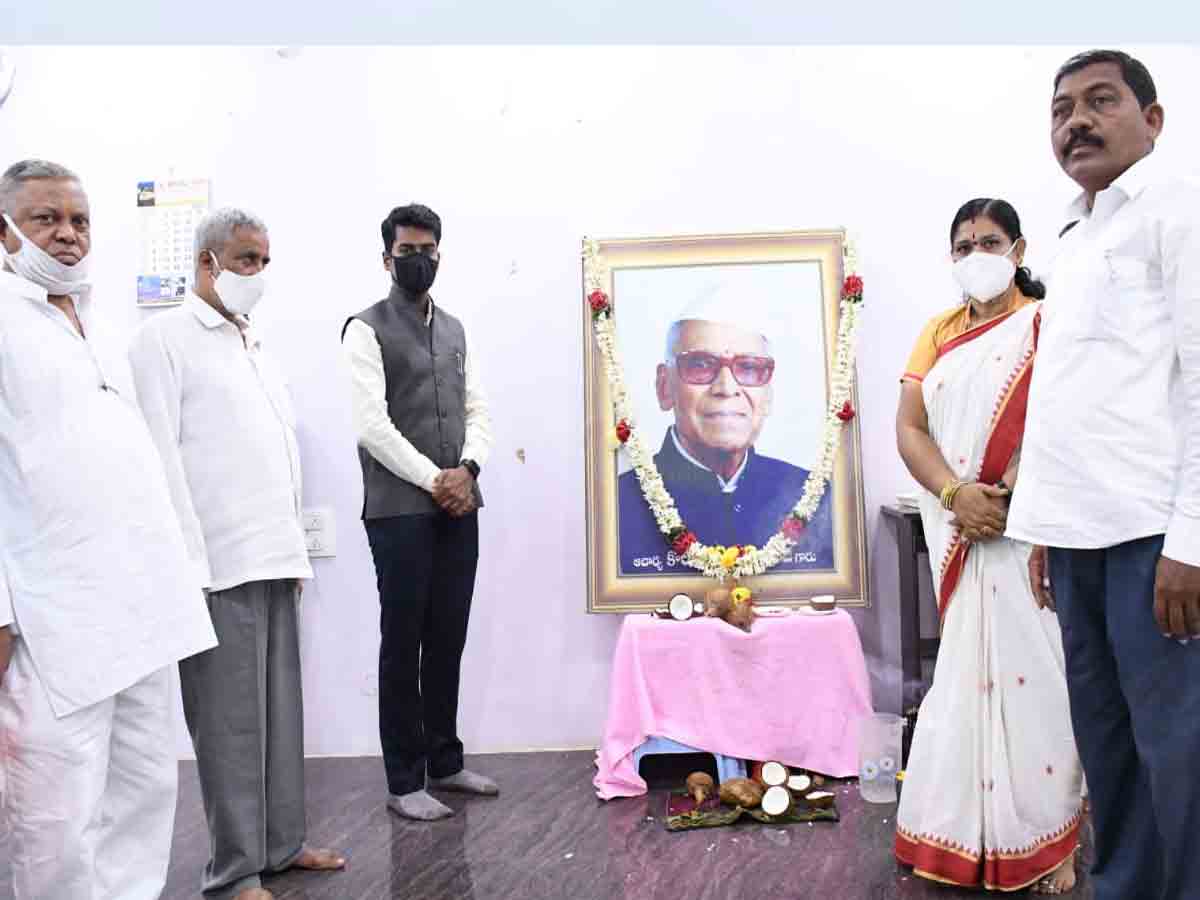 Kothagudem District | లక్ష్మణ్ బాపూజీ గొప్ప రాజకీయ మేధావి : జిల్లా కలెక్టర్ అనుదీప్..