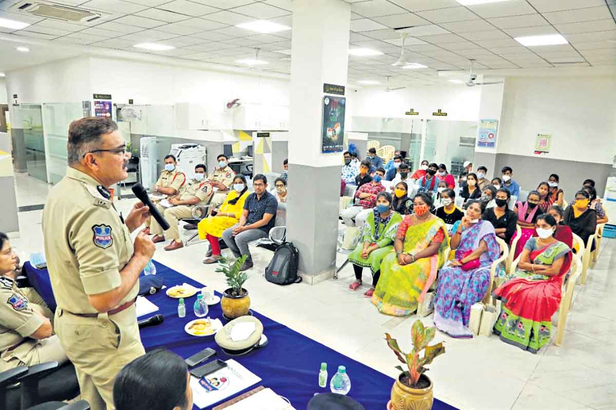 ‘అక్షయ’ సేవలు అభినందనీయం