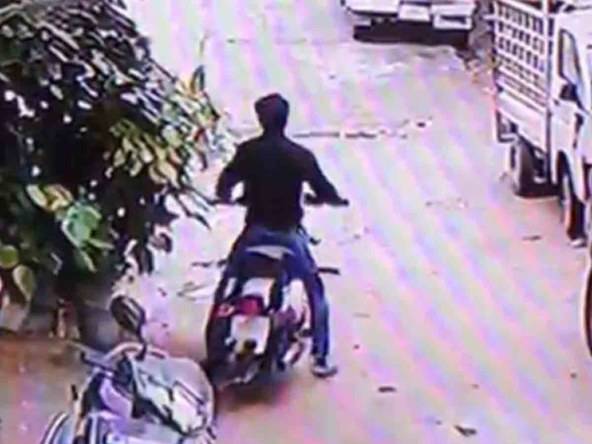 బుల్లెట్‌ బండి చోరీ..సీసీ కెమెరాలకు చిక్కిన దొంగ