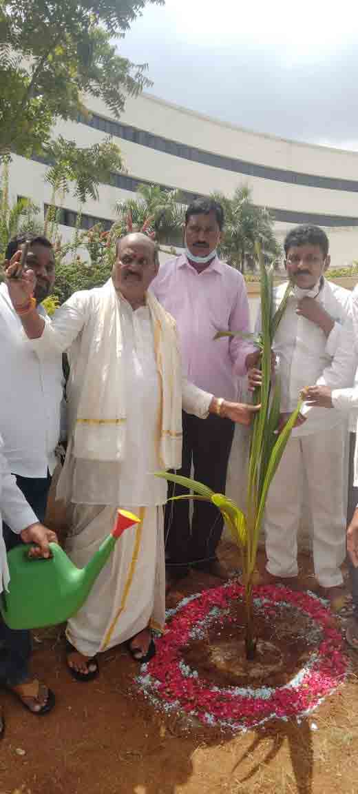గ్రీన్‌ ఇండియా చాలెంజ్‌లో మొక్కను నాటిన ఆర్టీసీ చైర్మన్‌ బాజిరెడ్డి గోవర్ధన్‌