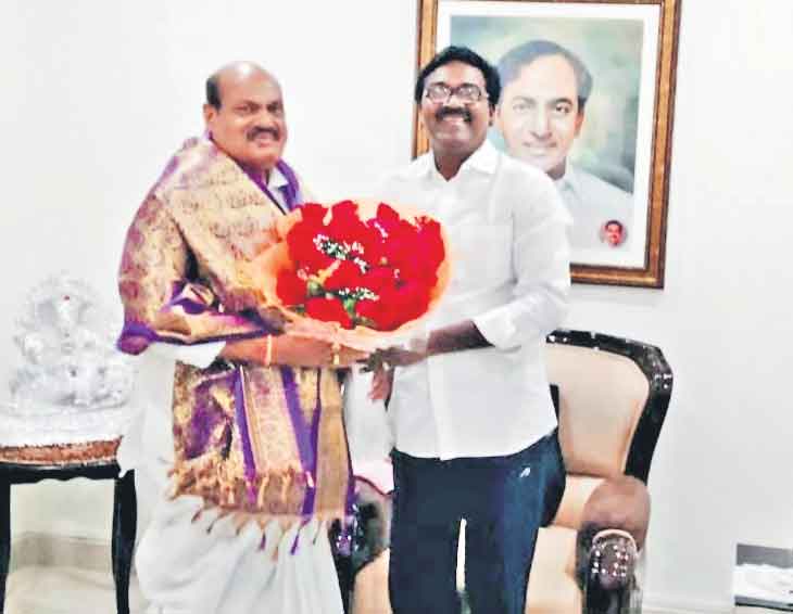 మంత్రి పువ్వాడను కలిసిన ఆర్టీసీ చైర్మన్‌ బాజిరెడ్డి