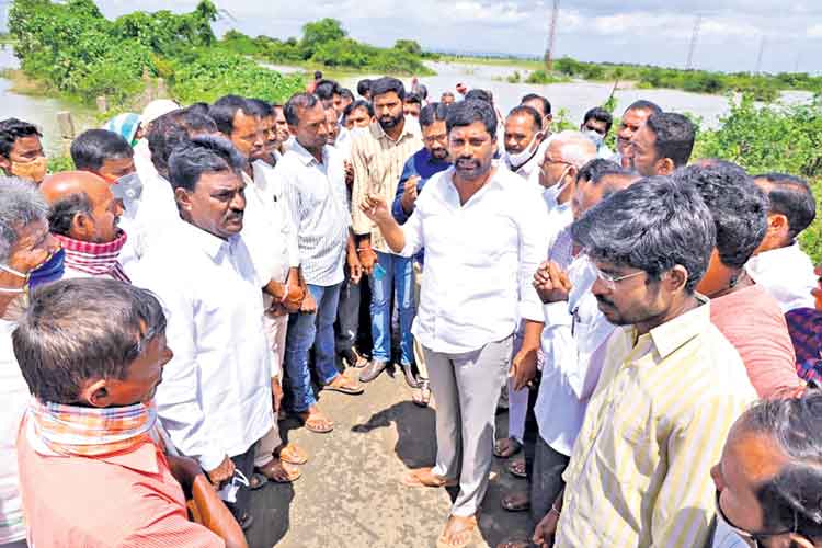 నష్టపోయిన రైతులను ఆదుకుంటాం