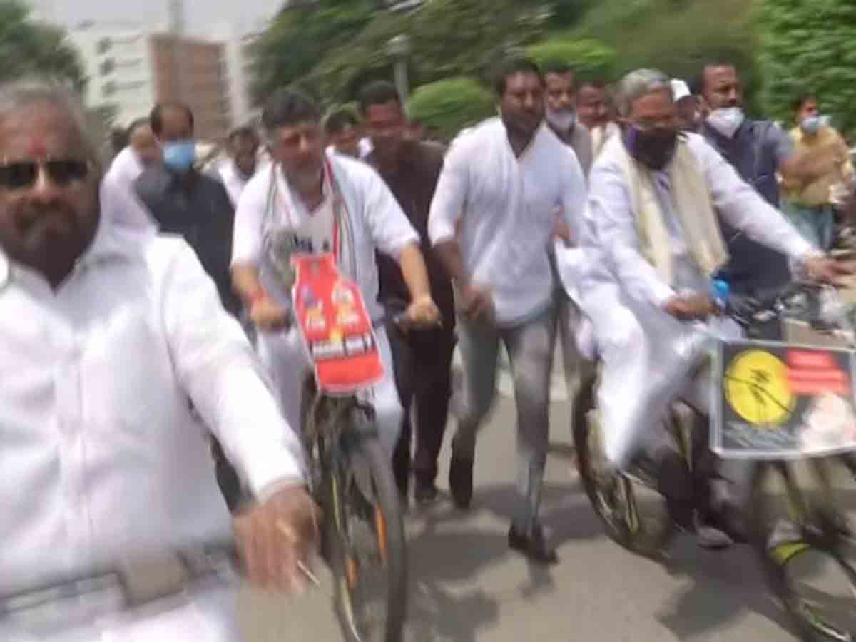 అసెంబ్లీ సమావేశాలకు సైకిల్‌పై వచ్చిన సిద్దరామయ్య, డీకే