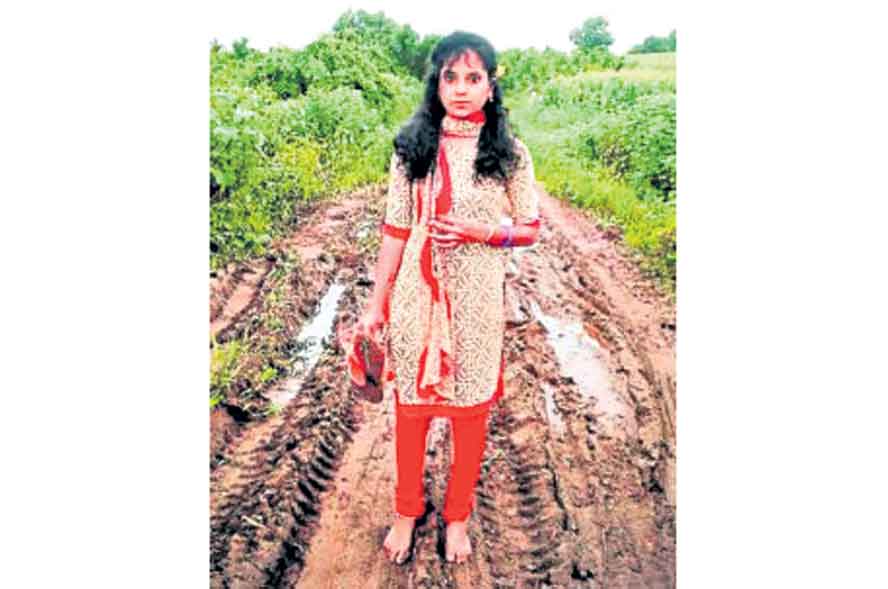 గుంతల రోడ్డుతో పెండ్లిళ్లు కావట్లేదు!