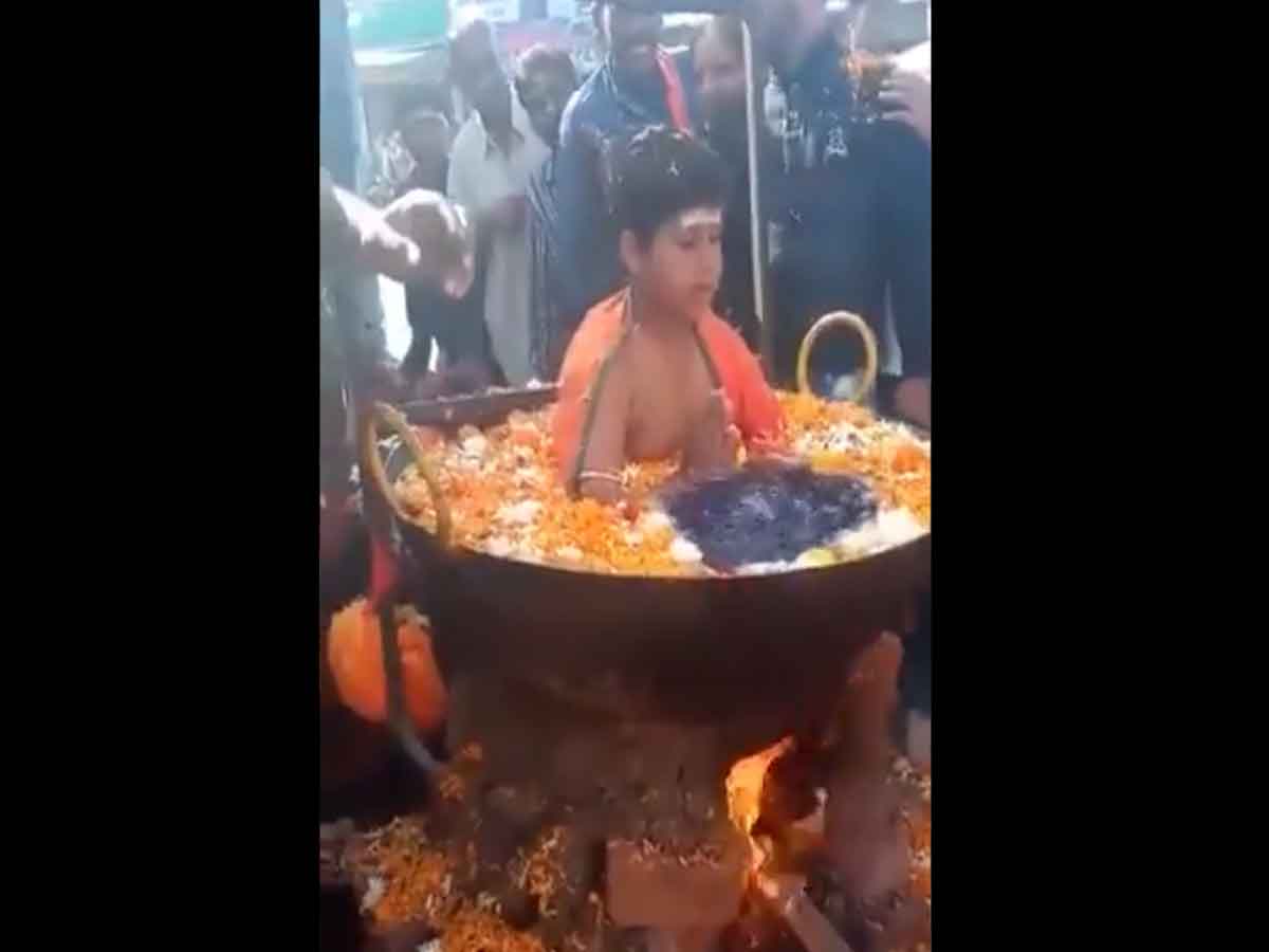 Viral Video | స‌ల స‌ల కాగే నీటిలో కూర్చున్న బాలుడు.. ఇందులో నిజ‌మెంత?