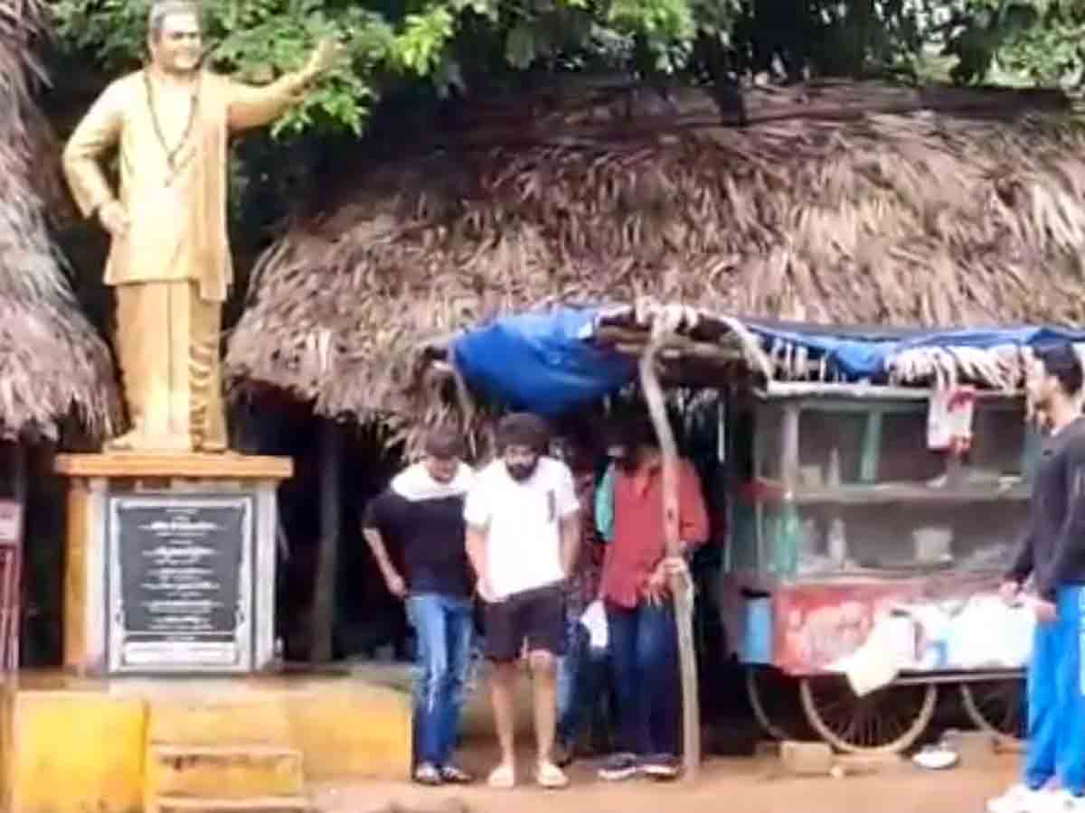 Bunny: రోడ్డు ప‌క్క‌న హోట‌ల్‌లో టిఫిన్ చేసిన అల్లు అర్జున్.. వీడియో వైర‌ల్