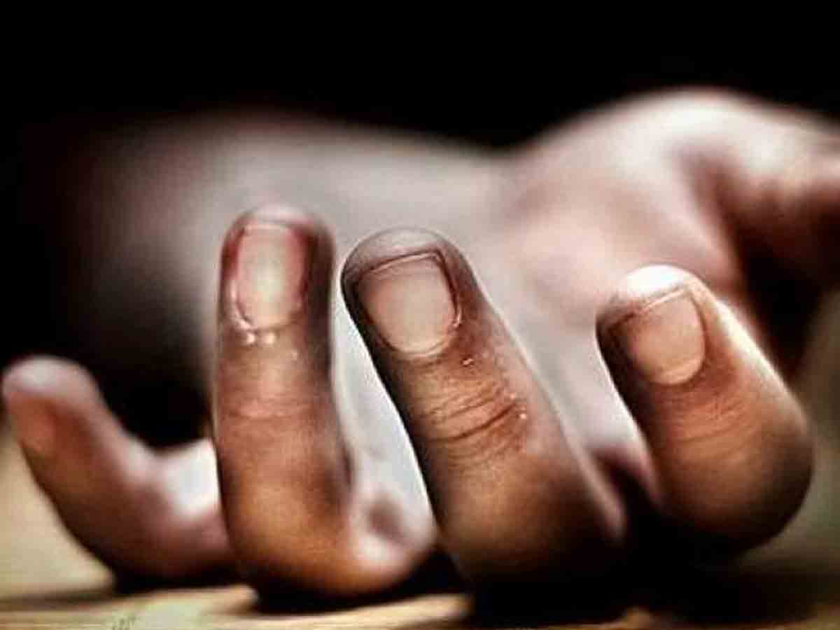 సులభ్​ కాంప్లెక్స్‌లో గుర్తు తెలియని వ్యక్తి ఆత్మహత్య