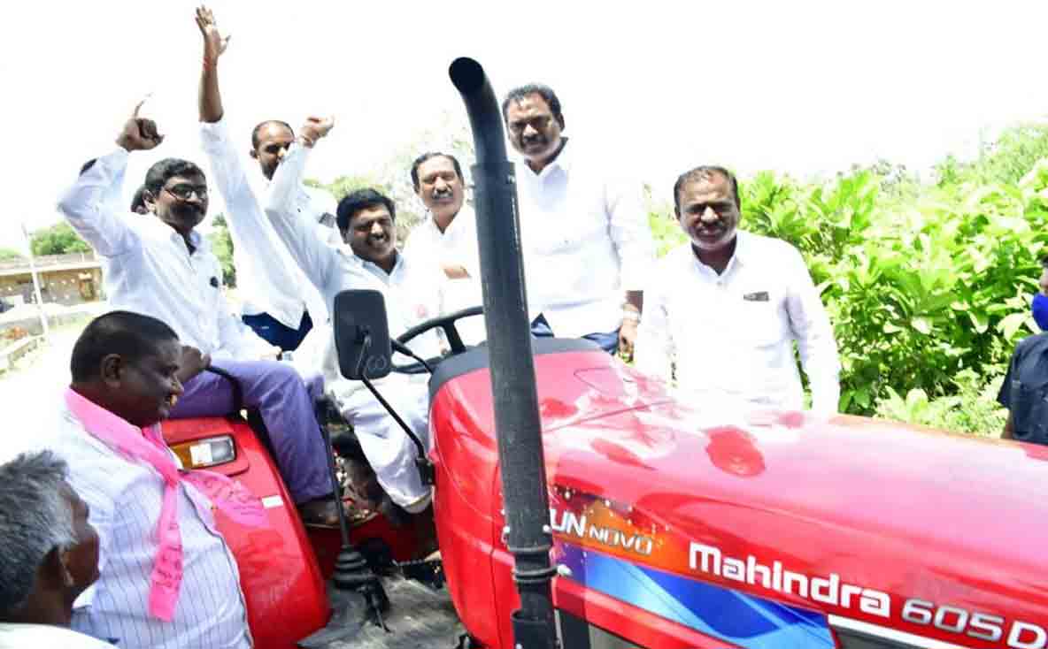 Dalit Bandhu | ఖాతాలో పైసల్  పడ్డాయ్.. కొత్త ట్రాక్టర్ కొనేసుకున్నారు..