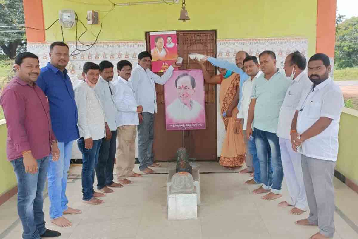 Asifabad | కేసీఆర్‌ చిత్రపటానికి క్షీరాభిషేకం