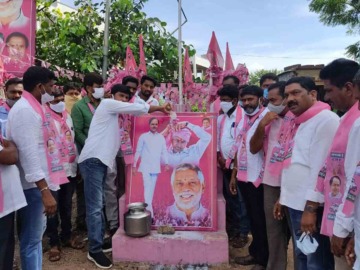 సీఎం కేసీఆర్‌, ఎమ్మెల్యే దివాకర్‌ రావు           చిత్ర పటానికి క్షీరాభిషేకం