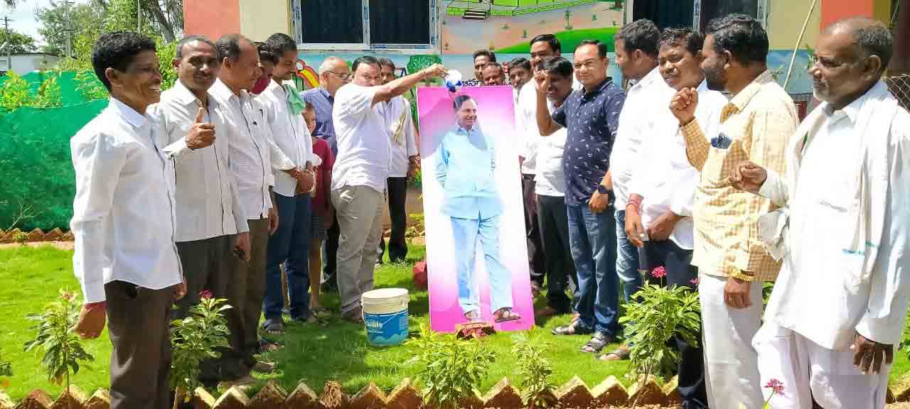 గౌరవ వేతనం పెంచినందుకు కేసీఆర్ చిత్ర పటానికి క్షీరాభిషేకం
