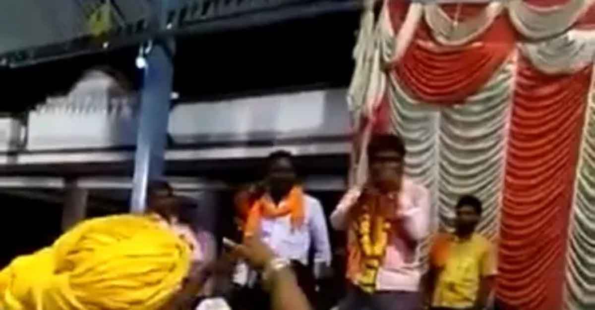 6.5 ల‌క్ష‌లు పెట్టి వేలంలో కొబ్బ‌రికాయ కొన్న పండ్ల‌ వ్యాపారి.. ఏంటి ఆ కొబ్బ‌రికాయ స్పెషాలిటీ?