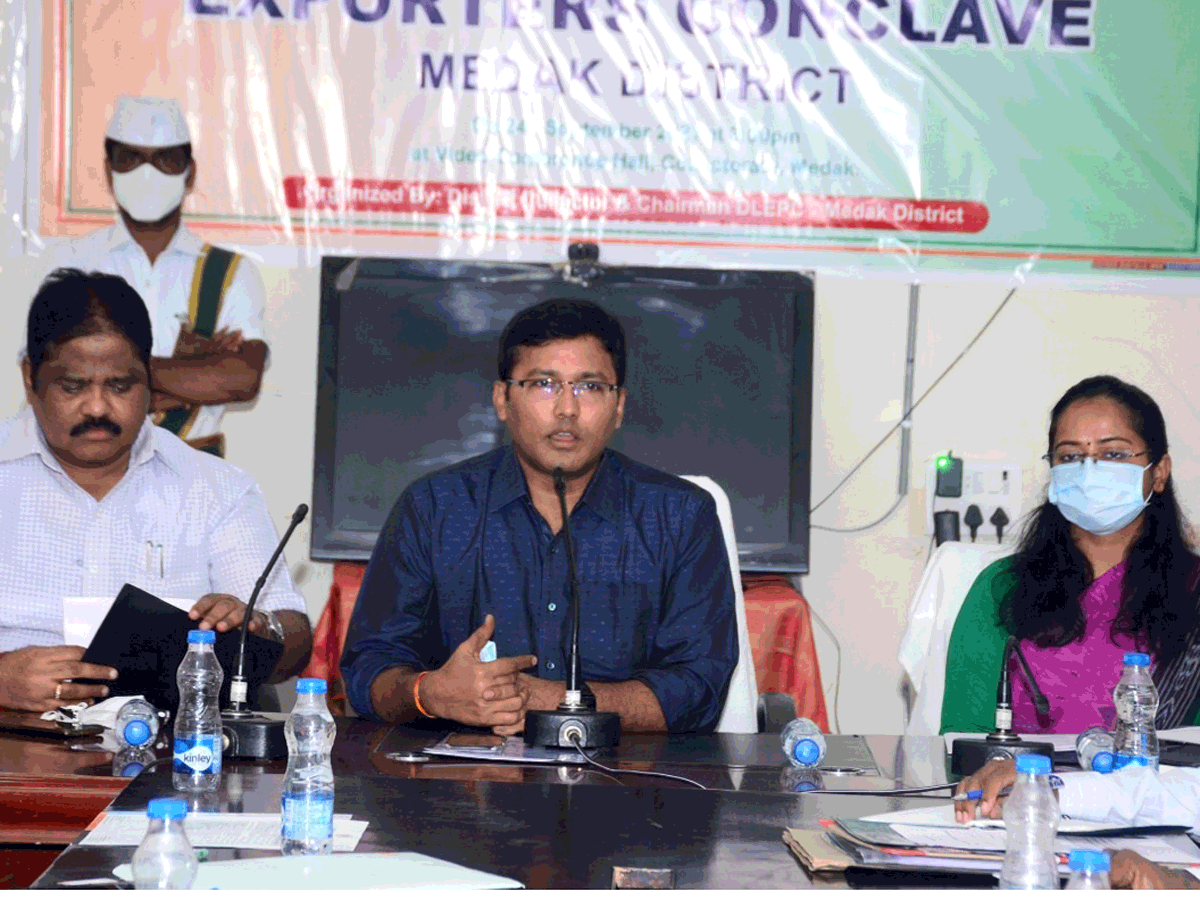 Medak: పారిశ్రామికవేత్తలు కంపెనీల ఏర్పాటుకు ముందుకు రావాలి : మెదక్‌ కలెక్టర్‌ హరీశ్‌