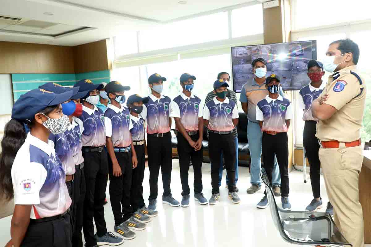 ప్ర‌భుత్వ పాఠ‌శాల విద్యార్థుల్లో స్ఫూర్తి నింపిన సీపీ స్టీఫెన్ ర‌వీంద్ర‌