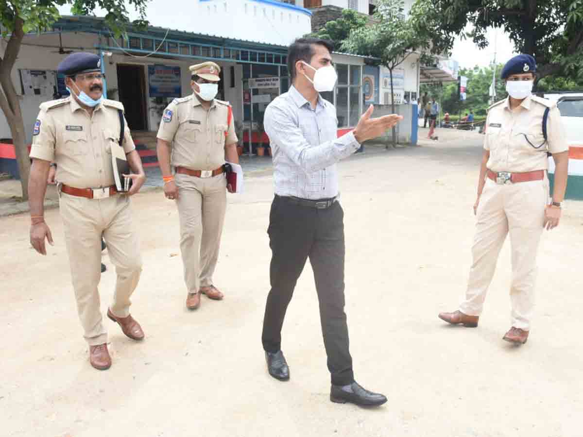 మిల్స్ కాలనీ పోలీస్ స్టేషన్‌ను సందర్శించిన సీపీ తరుణ్‌ జోషి