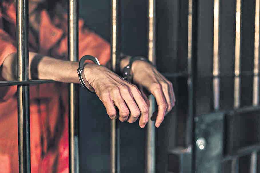 సోషల్‌ మీడియాలో రెచ్చిపోతే కటకటాలే..