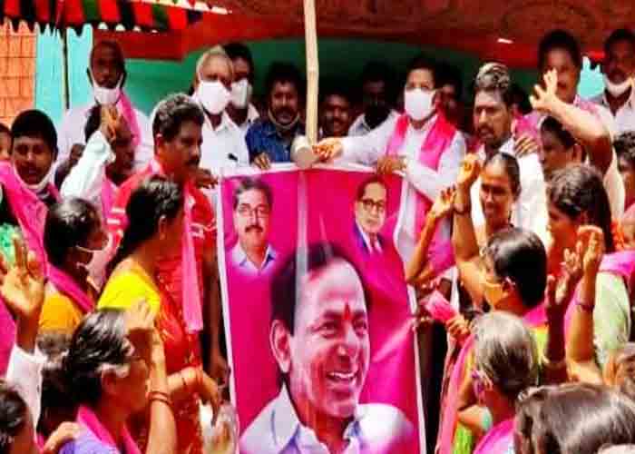 Dalit bandhu | సీఎం కేసీఆర్ చిత్రపటానికి క్షీరాభిషేకం..