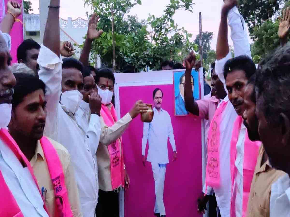 Dalit bandhu scheme |  సీఎం చిత్రపటానికి క్షీరాభిషేకం