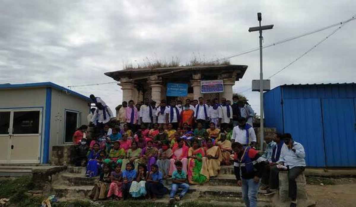 తొలిసారి ఆల‌యాల‌కు వెళ్లిన ఆ ఊరి ద‌ళితులు..