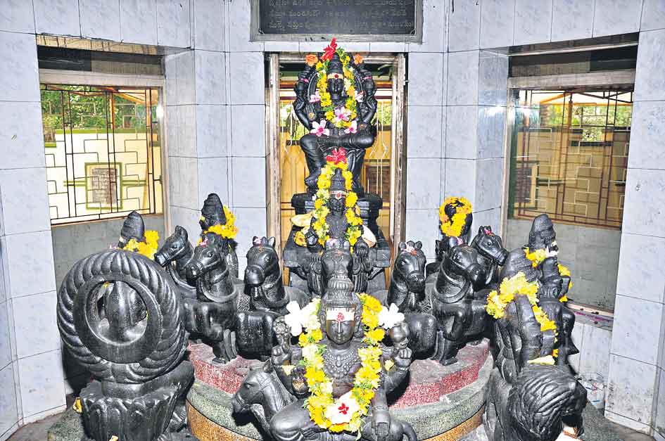 ప్రధాన దైవం తర్వాతే.. నవగ్రహాలు!