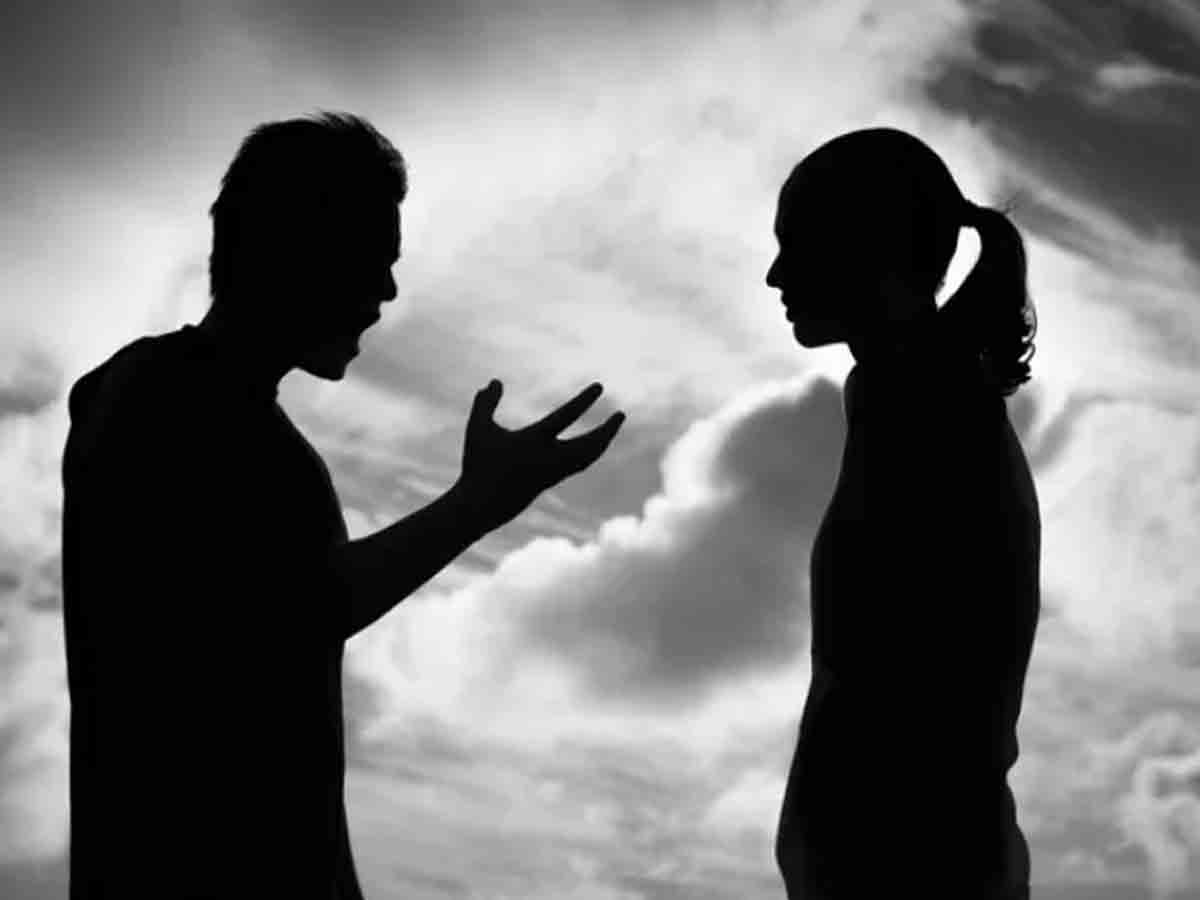 భార్య రోజూ స్నానం చేయడం లేదని.. విడాకులు కోరిన భర్త