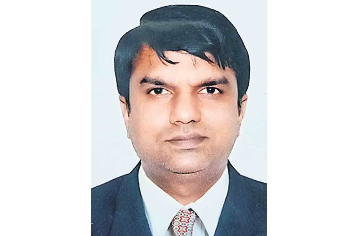 హోటల్‌ గదిలో ఉరేసుకొని.. వైద్యుడి ఆత్మహత్య