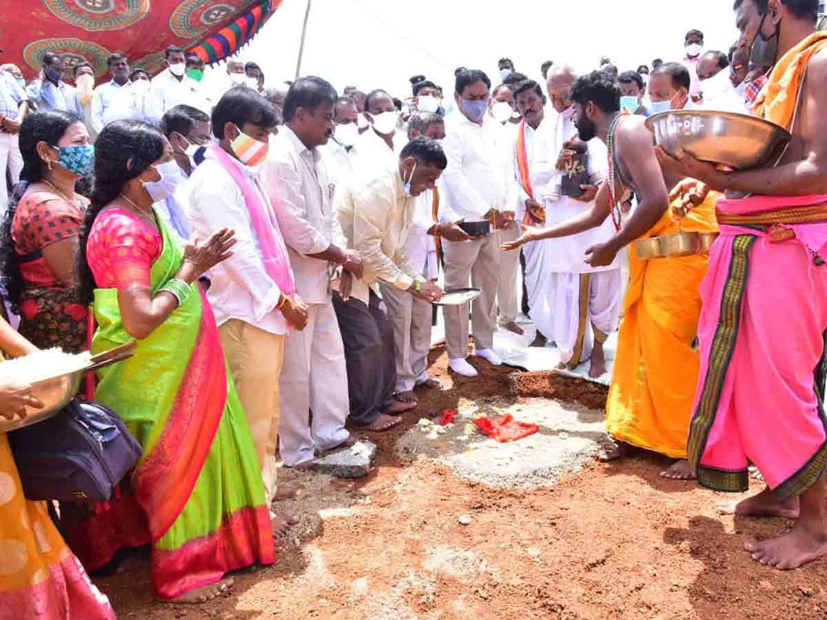 ఆలయాల అభివృద్ధికి సీఎం కేసీఆర్‌ కృషి : మంత్రి ఎర్రబెల్లి