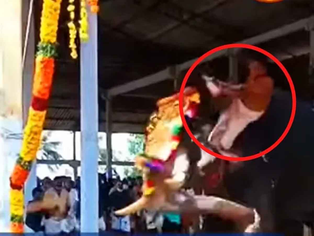 Viral Video : గుడిలో ఏనుగు బీభ‌త్సం.. దాని మీదికి ఎక్కిన వ్య‌క్తిని కింద‌ప‌డేసి