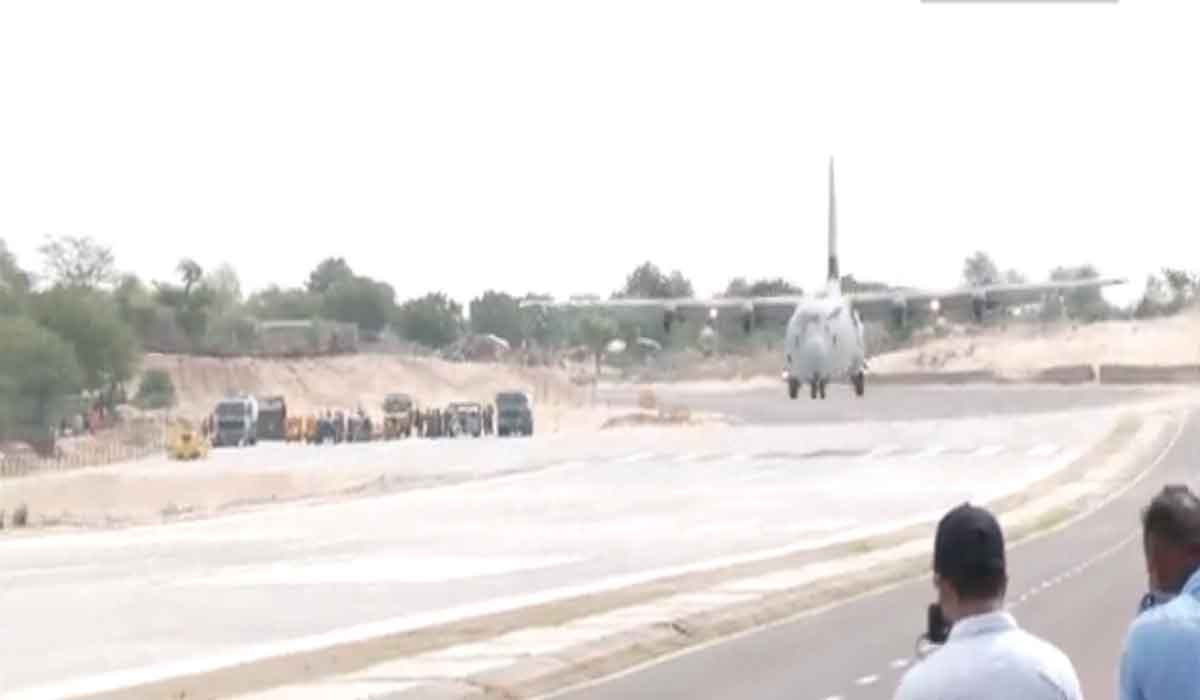 సూప‌ర్ హెర్క్యులస్ విమానంలో ర‌క్ష‌ణ మంత్రి.. నేష‌న‌ల్ హైవేపై ఎమ‌ర్జెన్సీ ల్యాండింగ్‌.. వీడియో
