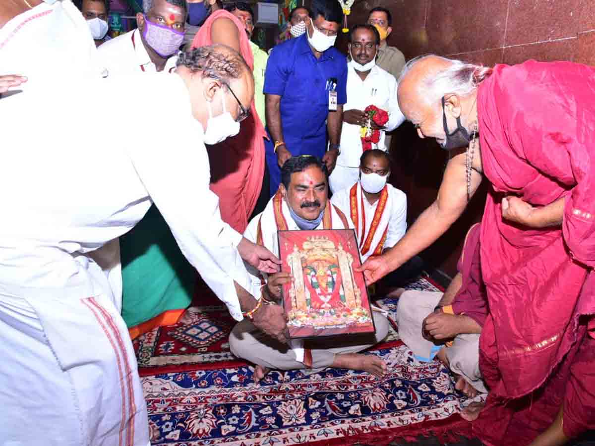 ఇంద్రకీలాద్రి కనకదుర్గమ్మను దర్శించుకున్న మంత్రి ఎర్రబెల్లి