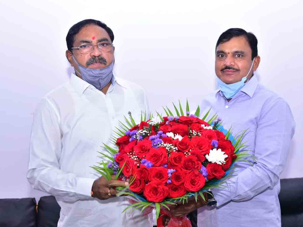 మంత్రి ఎర్రబెల్లిని కలిసిన రాష్ట్ర పంచాయతీరాజ్ కమిషనర్‌ శరత్‌