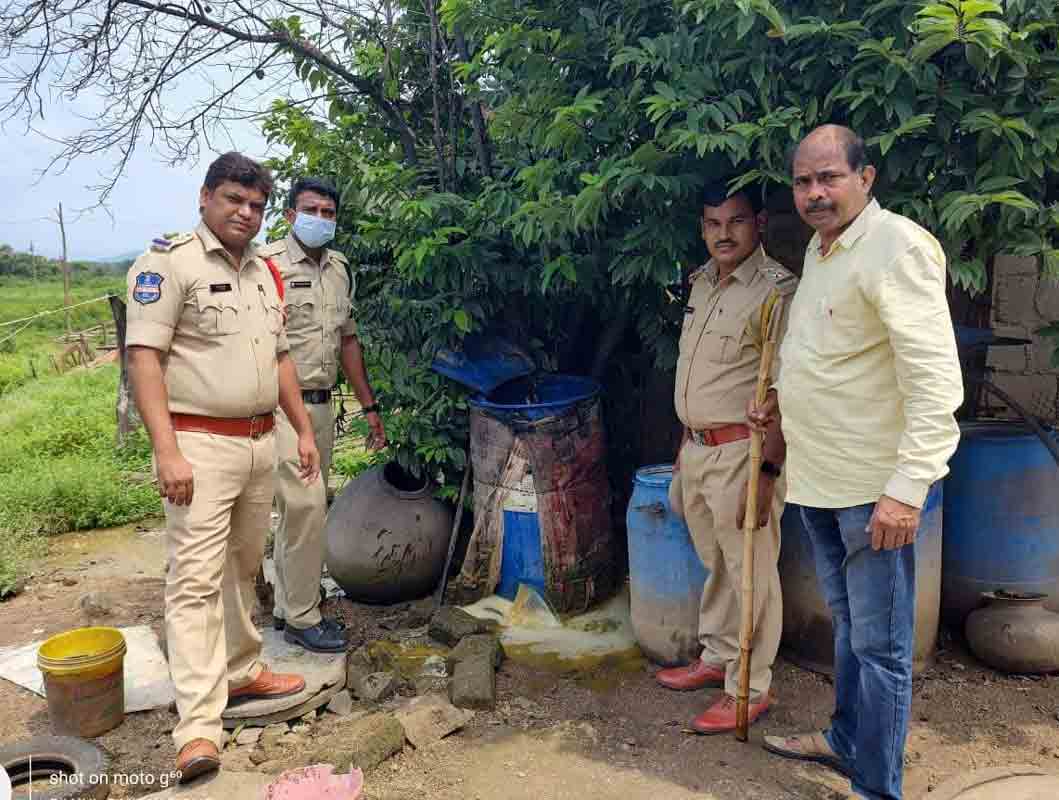 గుడుంబా స్థావరాలపై పోలీసు, ఎక్సైజ్‌ అధికారుల దాడులు