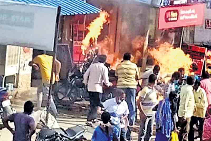 చిట్టీ డబ్బులు అడిగాడని నిప్పంటించింది