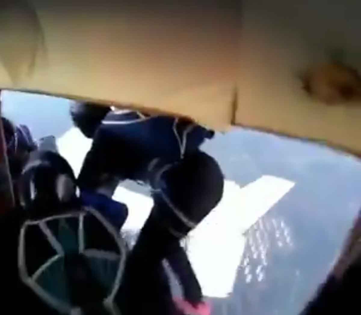 Viral Video : ఒక్క క్ష‌ణం ఆల‌స్య‌మై ఉంటే.. గాలిలో ప్రాణాలు క‌లిసిపోయేవి