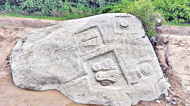 బిక్కేరు వాగులో వెలుగుచూసిన పాదముద్రలు