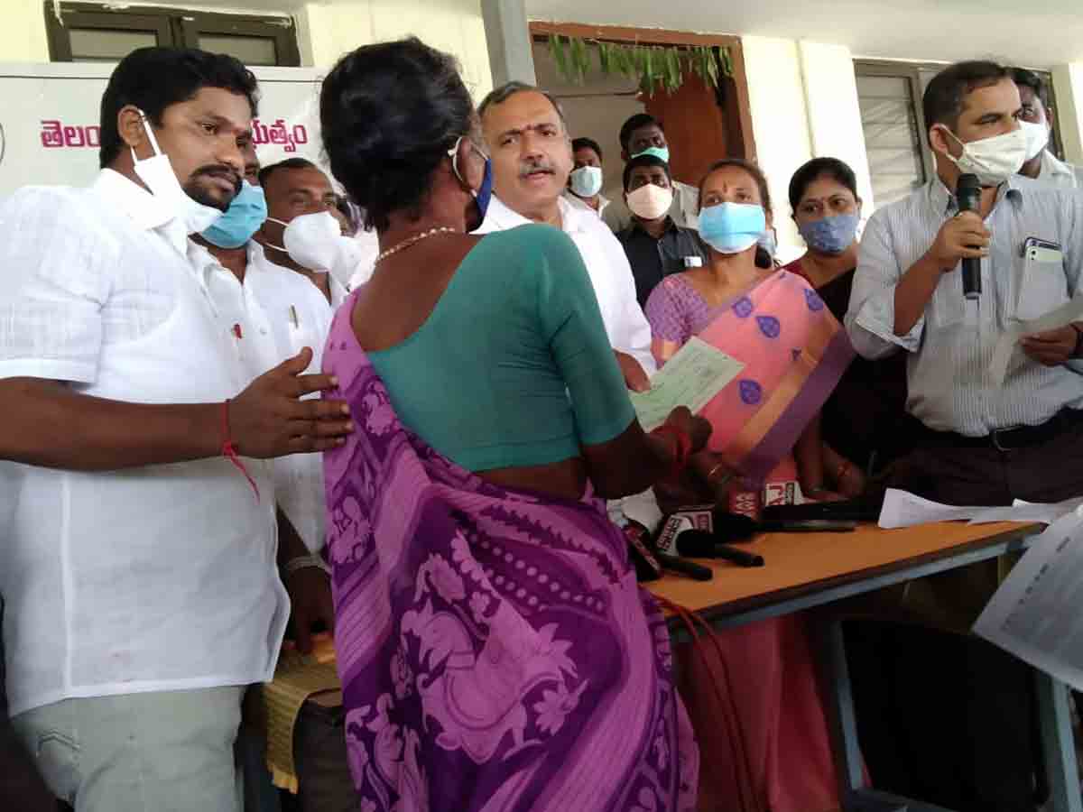 కల్యాణ లక్ష్మి, షాదీ ముబారక్‌ చెక్కులు పంపిణీ చేసిన ఎమ్మెల్యే గండ్ర