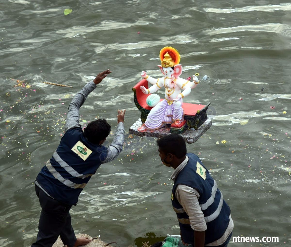 తీన్మార్ స్టెప్పుల‌తో ఉత్సాహంగా గ‌ణేశ్ నిమ‌జ్జ‌నం