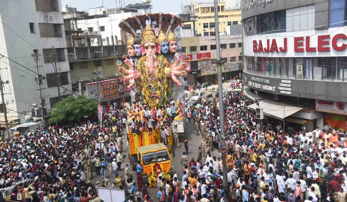 నిమజ్జనానికి తరలిన ఖైరతాబాద్‌ గణేశుడు