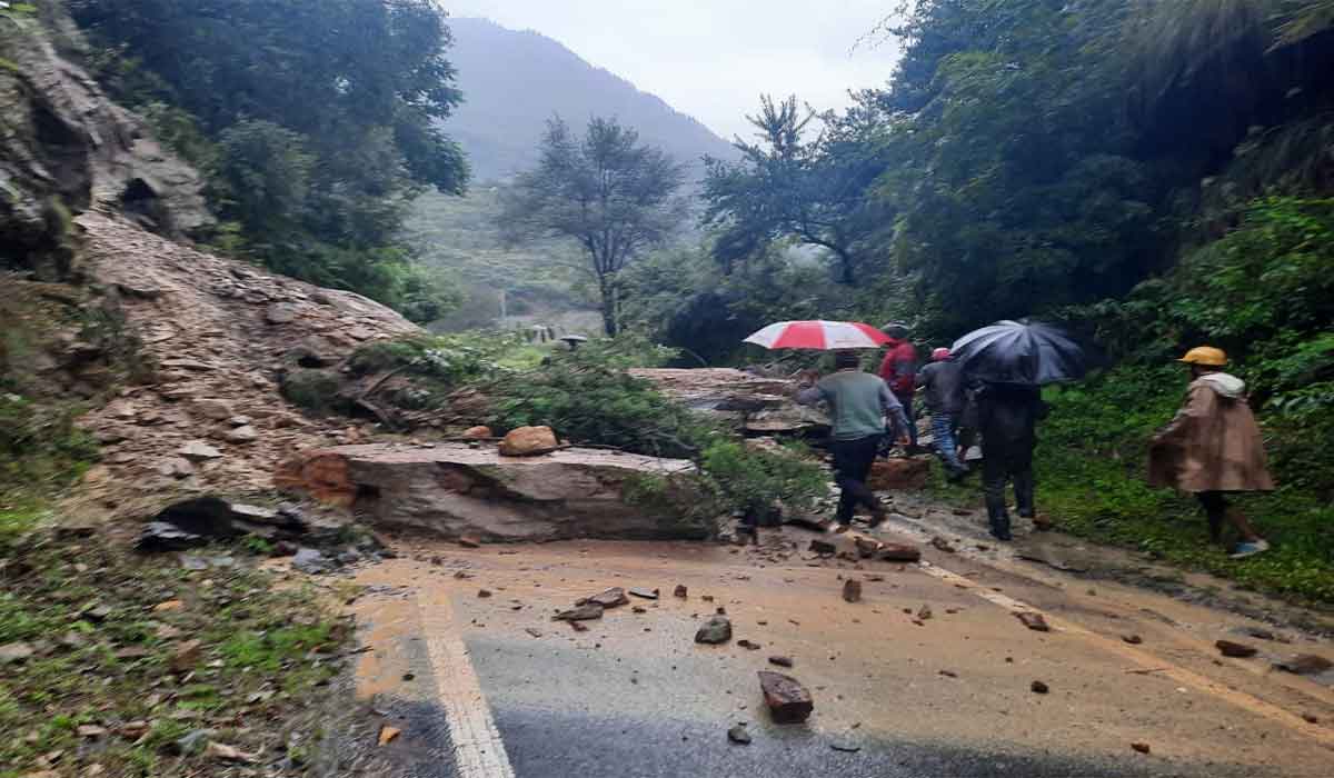 గంగోత్రీ హైవేపై విరిగిప‌డ్డ కొండ‌చ‌రియ‌లు