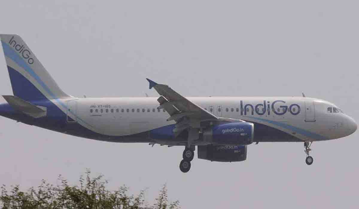 అనుకూలించని వాతావరణం.. గాల్లో చక్కర్లు కొడుతున్న విమానం