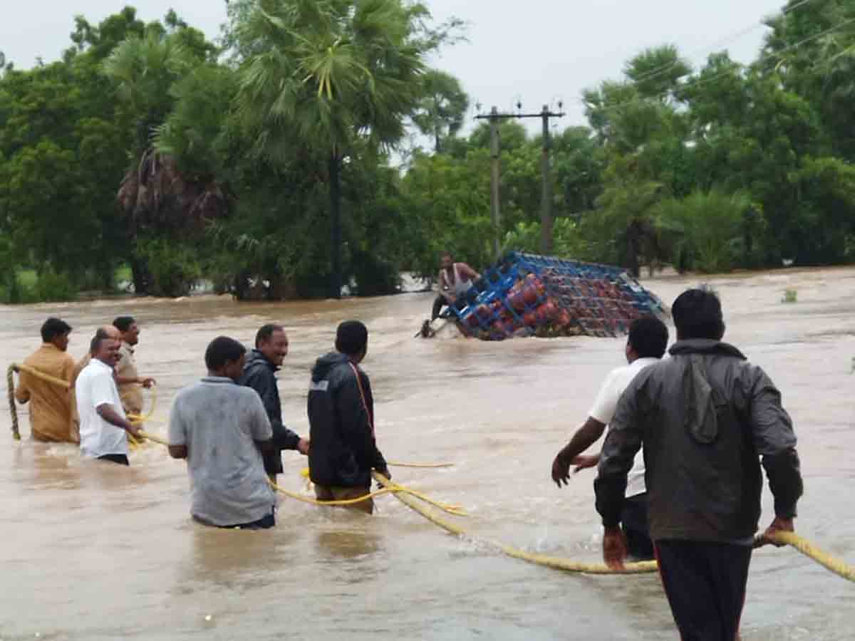 వాగులో చిక్కుకున్న గ్యాస్ సిలిండర్ వాహనం..ఒడ్డుకు చేర్చిన పోలీసులు