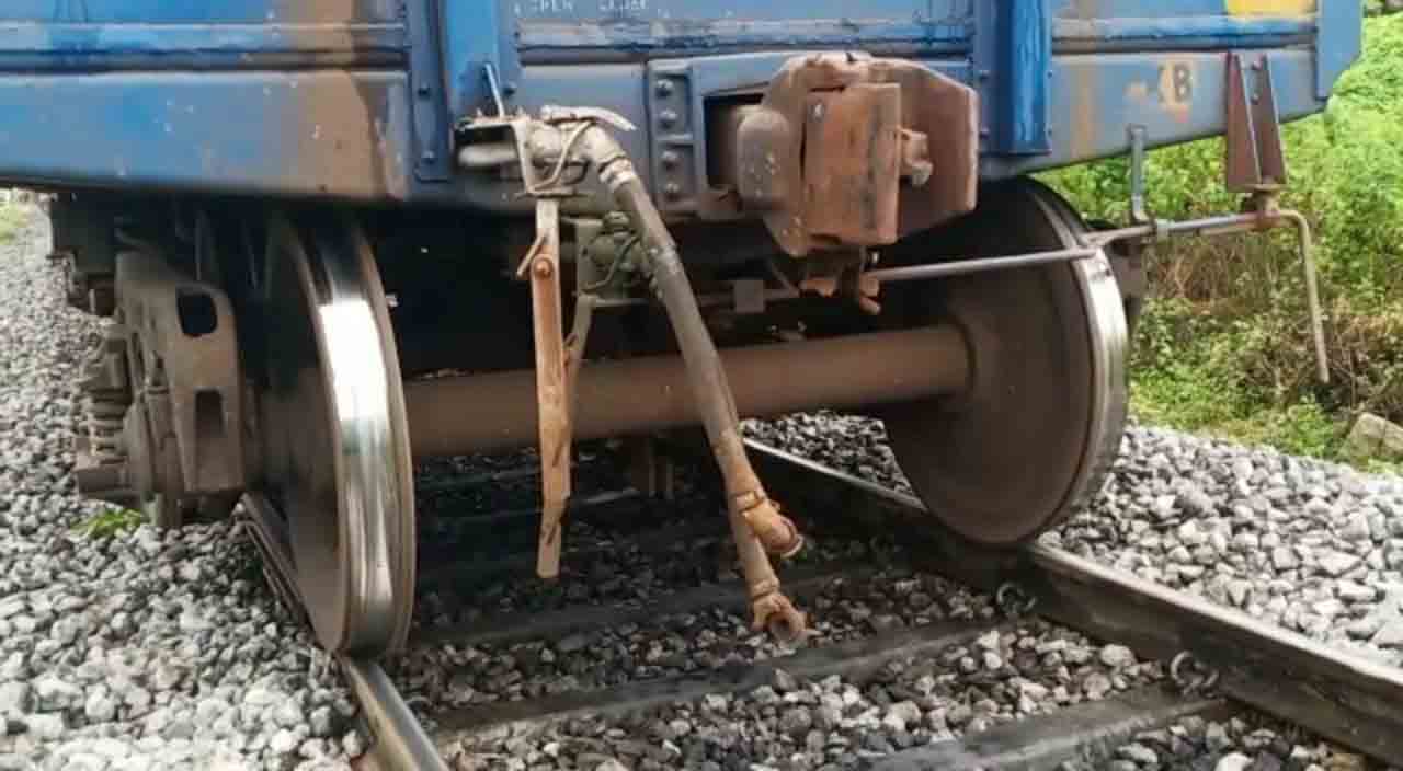 రెండుగా విడిపోయిన గూడ్స్​‍ రైలు