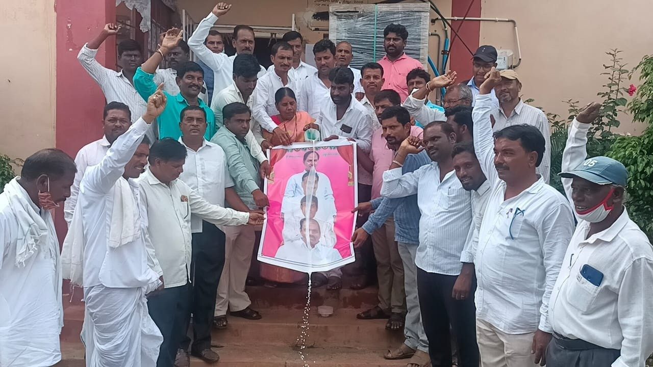 సీఎం కేసీఆర్‌ ఫ్లెక్సీకి క్షీరాభిషేకం