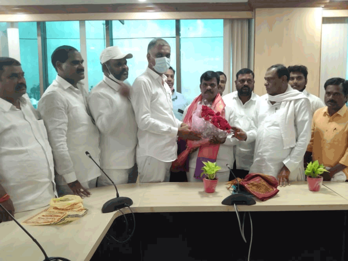 Narsapur | మంత్రి హరీశ్‌రావును కలిసిన టీఆర్‌ఎస్‌ నర్సాపూర్‌ పట్టణ కమిటీ సభ్యులు