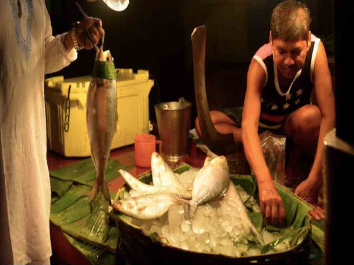 ఆ చేప టేస్ట్ వేరు : బంగ్లా నుంచి హిల్సా దిగుమ‌తుల కోసం బెంగాలీల ఎదురుచూపు!