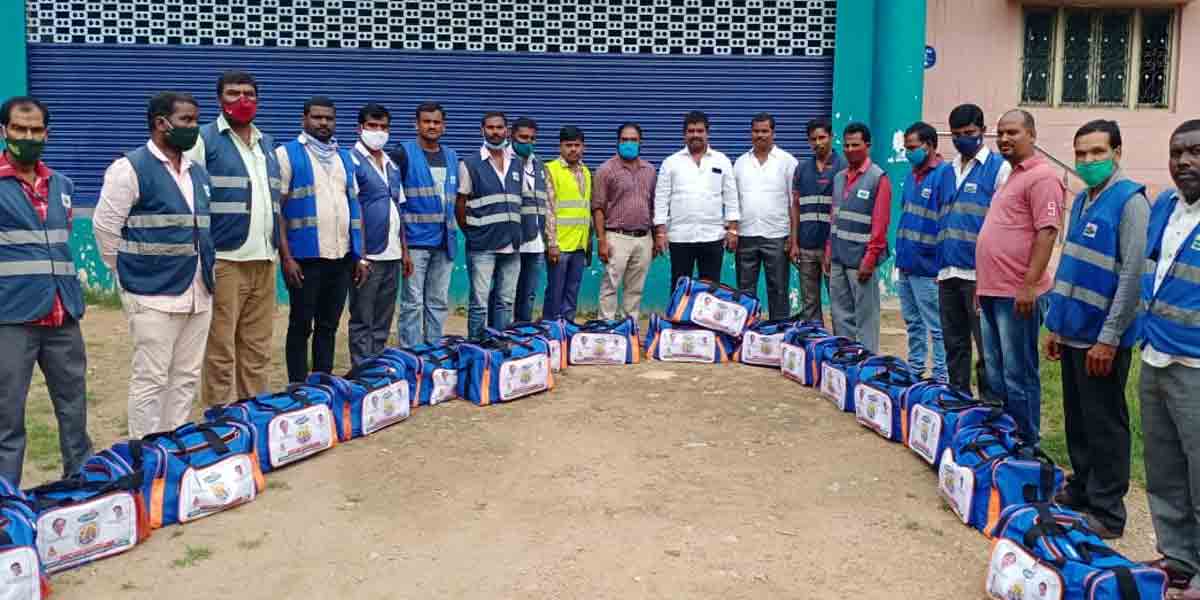 కరోనా కాలంలో మున్సిపల్‌ కార్మికుల సేవలు ప్రశంసనీయం