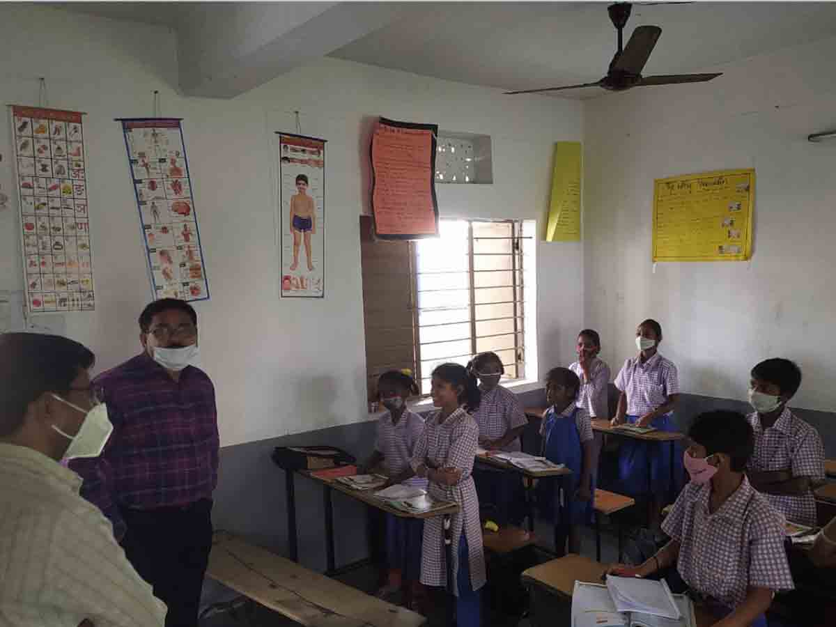 ప్రభుత్వ పాఠశాలను సందర్శించిన కలెక్టర్‌ శర్మన్‌