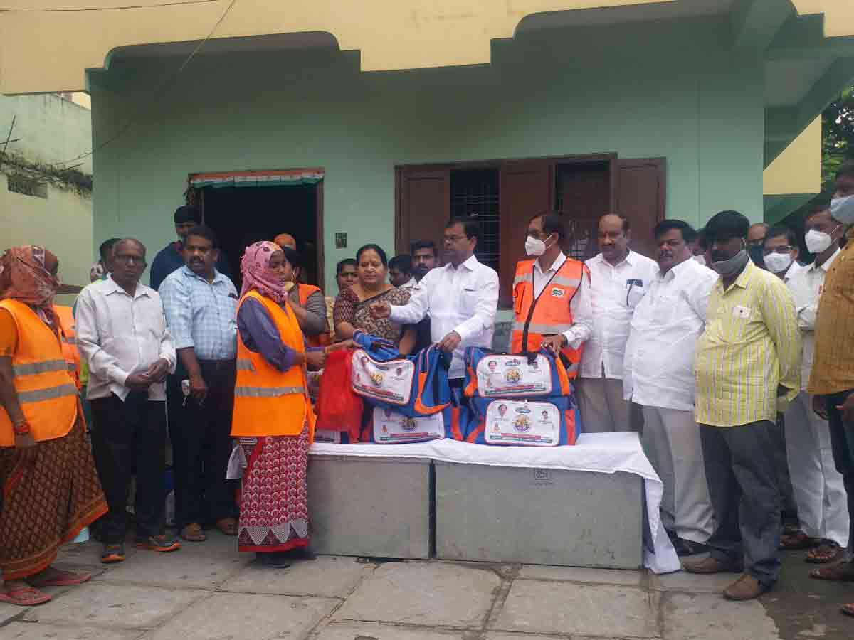 పారిశుధ్య కార్మికుల రక్షణకు ప్రభుత్వం చర్యలు : ఎమ్మెల్యే కాలేరు